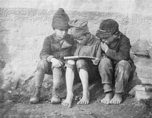 La lecture photo André Kertész  La lecture (Hungary, 1915)